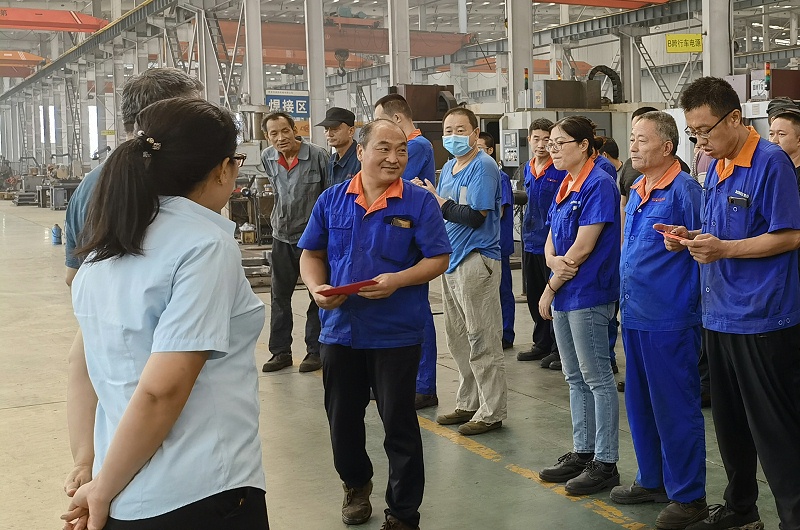 王啟海兒子被山東勞動職業(yè)技術學院錄取，李總代表公司送去兩千元恭賀金。