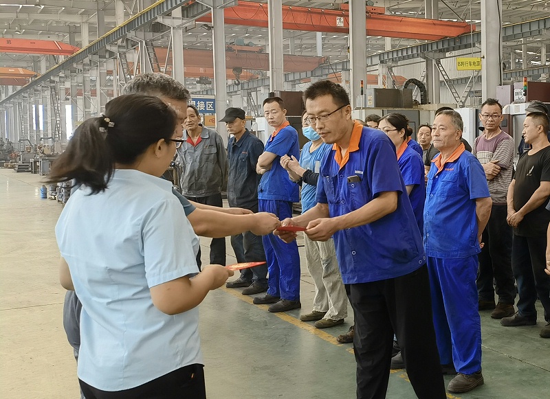 吳雪勇兒子被哈爾濱工業(yè)大學錄取，李總代表公司送去兩千元恭賀金。