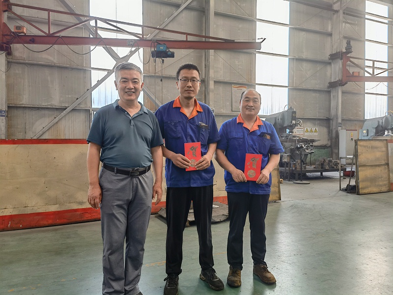 李總與吳雪勇、王啟海合影留念。