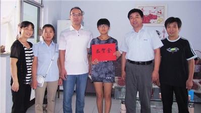勝岳為金榜題名的員工子女送去助學(xué)恭賀金
