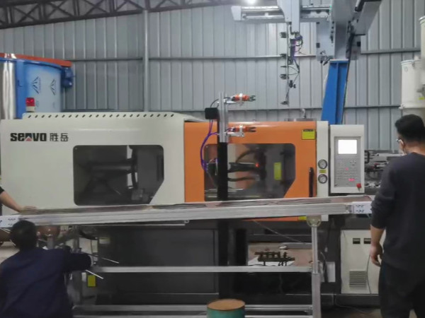 勝沃注塑機(jī)客戶生產(chǎn)車頂行李箱